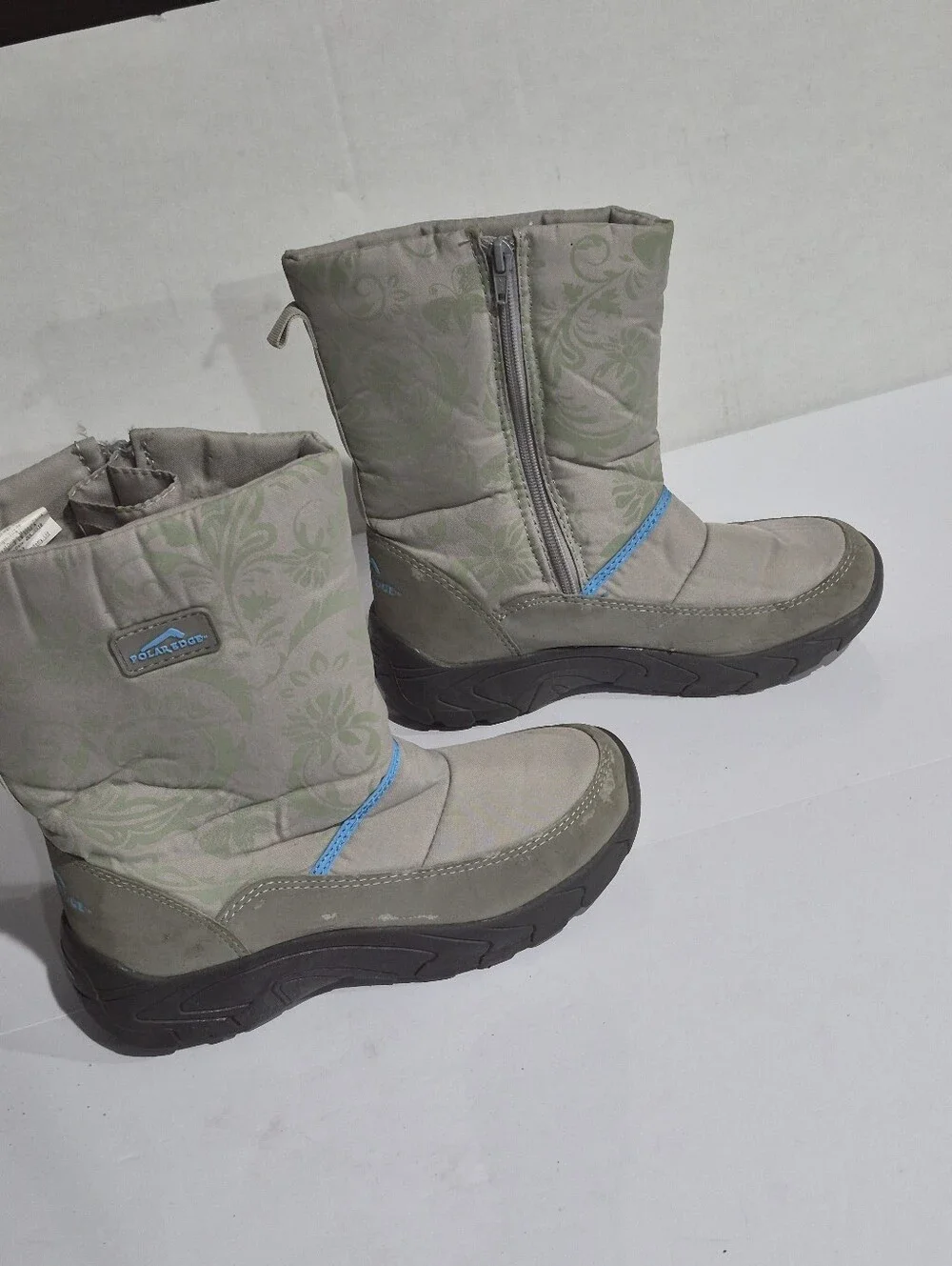 Women’s Light Gray Winter Boots with Blue Accent Size 7